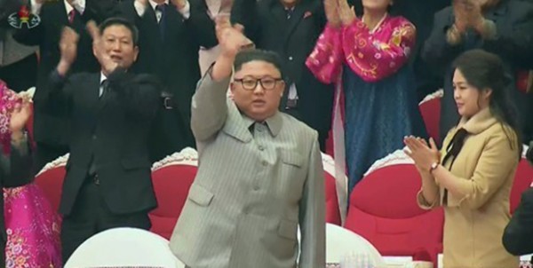김정은 북한 국무위원장이 설 당일인 지난달 25일 삼지연극장에서 명절 기념공연을 관람한 후 관람객들에게 손 흔들며 인사하고 있다.